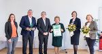 (v.l.): Daniela Brenner (Stv. Betriebsratsvorsitzende Jugend am Werk Steiermark), Walter Ferk (Geschäftsführer Jugend am Werk Steiermark), Walerich Berger (Geschäftsführer Jugend am Werk Steiermark), Anna Rieder (Präsidentin Jugend am Werk Steiermark), Barbara Eibinger-Miedl (Wirtschaftslandesrätin und Schirmherrin des Landespreises für familienfreundlichste Betriebe), Ridi Steibl (Jury-Mitglied). © GEOPHO/Jorj Konstantinov (v.l.): Daniela Brenner (Stv. Betriebsratsvorsitzende Jugend am Werk Steiermark), Walter Ferk (Geschäftsführer Jugend am Werk Steiermark), Walerich Berger (Geschäftsführer Jugend am Werk Steiermark), Anna Rieder (Präsidentin Jugend am Werk Steiermark), Barbara Eibinger-Miedl (Wirtschaftslandesrätin und Schirmherrin des Landespreises für familienfreundlichste Betriebe), Ridi Steibl (Jury-Mitglied).