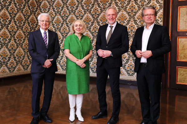 Aufsichtsrats-Vorsitzender Heinz Wietrzyk, Intendantin Ekaterina Degot, Stadtrat Günter Riegler, Landesrat Christopher Drexler (v.l.). ©      