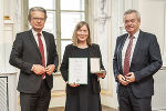 Die Grazer Künstlerin Luise Kloos wurde von LR Christopher Drexler und LH-Stv. Anton Lang mit dem Großen Ehrenzeichen geehrt. © Foto: Foto Fischer; bei Quellenangabe honorarfrei Die Grazer Künstlerin Luise Kloos wurde von LR Christopher Drexler und LH-Stv. Anton Lang mit dem Großen Ehrenzeichen geehrt.