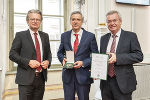 LR Christopher Drexler und LH-Stv. Anton Lang überreichten dem ehemaligen Geschäftsführer der Joanneum Research Forschungsgesellschaft Wolfgang Pribyl das Große Großenzeichen. © Foto: Foto Fischer; bei Quellenangabe honorarfrei LR Christopher Drexler und LH-Stv. Anton Lang überreichten dem ehemaligen Geschäftsführer der Joanneum Research Forschungsgesellschaft Wolfgang Pribyl das Große Großenzeichen.