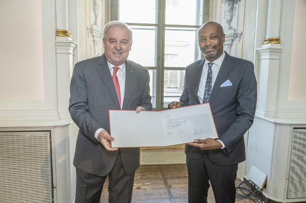 Frischgebackener Professor: Fred Ohenhen mit LH Hermann Schützenhöfer. © Bild: Land Steiermark/Foto Fischer; Verwendung bei Quellenangabe honorarfrei
