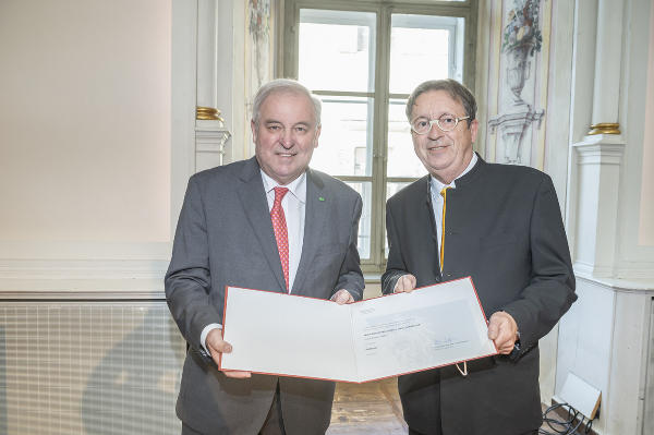 Berufstitel-Verleihung: Professor Martin Zwischenberger mit LH Hermann Schützenhöfer. © Bild: Land Steiermark/Foto Fischer; Verwendung bei Quellenangabe honorarfrei