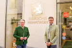 Kulturlandesrat Christopher Drexler gratuliert Simon Koiner zur neuen Funktion als Vorsitzender des „Kuratorium Österreichisches Heimatwerk“. © Land Steiermark; bei Quellenangabe honorarfrei