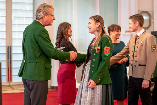 Kulturlandesrat Christopher Drexler gratuliert zum Leistungsabzeichen in Gold des Österreichischen Blasmusikverbandes. ©      