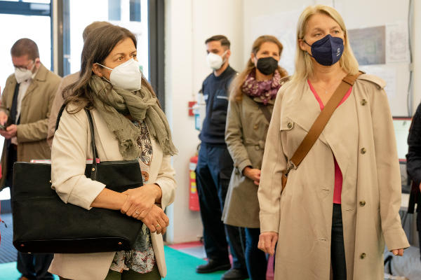 Evelyn Regner (l.), Vizepräsidentin des Europäischen Parlamentes, besuchte auf Einladung von Soziallandesrätin Doris Kampus (r.) das Ankunftszentrum für aus der Ukraine Vertriebene. ©      