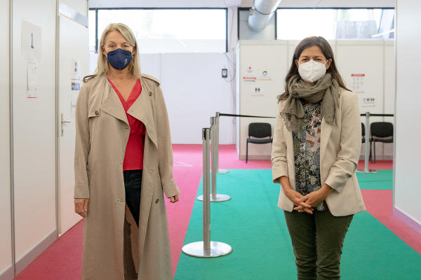 Evelyn Regner und Doris Kampus (v.l.) im Ankunftszentrum in Graz. ©      