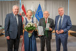 Landeshauptmann Hermann Schützenhöfer, Waltraud Tscheppe, Roland Tscheppe und Landeshauptmann-Stellvertreter Anton Lang (v.l.) Landeshauptmann Hermann Schützenhöfer, Waltraud Tscheppe, Roland Tscheppe und Landeshauptmann-Stellvertreter Anton Lang (v.l.)