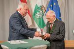 LH Hermann Schützenhöfer gratulierte Roland Tscheppe zum Großen Ehrenzeichen des Landes Steiermark © Land Steiermark/Binder; bei Quellenangabe honorarfrei LH Hermann Schützenhöfer gratulierte Roland Tscheppe zum Großen Ehrenzeichen des Landes Steiermark
