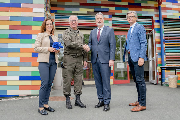 Ende eines erfolgreichen Einsatzes: Abteilungsleiterin Elisabeth Freiberger, Corona-Koordinator Helmut Theobald Müller und BH Andreas Weitlaner (v.l.) dankten Militärkommandant Heinz Zöllner (2.v.l.) für 20 Monate Bundesheer-Assistenzeinsatz im Coronadienst des Landes. © Bild: Land Steiermark/Robert Binder; Verwendung bei Quellenangabe honorarfrei