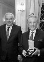 Archivbild: 2017 wurde Günther Ziesel von LH Hermann Schützenhöfer mit dem Großen Goldenen Ehrenzeichen des Landes Steiermark ausgezeichnet, nun folgte das Große Goldene Ehrenzeichen des Landes Steiermark mit dem Stern. © Land Steiermark/Robert Frankl; bei Quellenangabe honorarfrei Archivbild: 2017 wurde Günther Ziesel von LH Hermann Schützenhöfer mit dem Großen Goldenen Ehrenzeichen des Landes Steiermark ausgezeichnet, nun folgte das Große Goldene Ehrenzeichen des Landes Steiermark mit dem Stern.