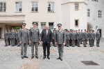 Brigadier Claudius Bubner (Präsident der Offiziersgesellschaft), Vizeleutnant Andreas Matausch (Präsident der Unteroffiziersgesellschaft), LH Hermann Schützenhöfer und Militärkommandant Heinz Zöllner (v.l.) mit den neuen Offizieren und Unteroffizieren im Hintergrund.