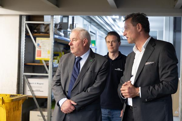 LH Hermann Schützenhöfer beim Betriebsrundgang am Sitz der Firma Rauch & Wagner in Premstätten. © Bild: Firma Rauch & Wagner/Oliver Wolf; Verwendung bei Quellenangabe honorarfrei