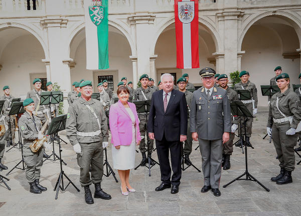 Militärkapellmeister Hannes Lackner, Landtagspräsidentin Manuela Khom, LH Hermann Schützenhöfer und Militärkommandant Heinz Zöllner (v.l.) mit der Militärmusik im Landhaushof. © Bilder: Land Steiermark/Robert Frankl; Verwendung bei Quellenangabe honorarfrei