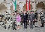 Militärkapellmeister Hannes Lackner, Landtagspräsidentin Manuela Khom, LH Hermann Schützenhöfer und Militärkommandant Heinz Zöllner (v.l.) mit der Militärmusik im Landhaushof.