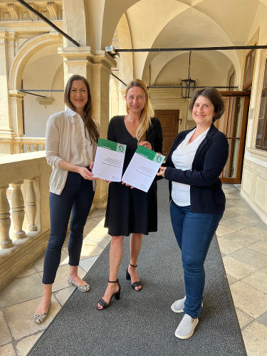 Stellvertretend für viele helfende Hände präsentieren Andrea Koller, Landesrätin Juliane Bogner-Strauß und Kerstin Slamanig den Monitoringbericht zur aktuellen Landesstrategie zum lebensbegleitenden Lernen in der Steiermark. © Land Steiermark; bei Quellenangabe honorarfrei