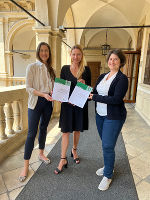 Stellvertretend für viele helfende Hände präsentieren Andrea Koller, Landesrätin Juliane Bogner-Strauß und Kerstin Slamanig den Monitoringbericht zur aktuellen Landesstrategie zum lebensbegleitenden Lernen in der Steiermark.