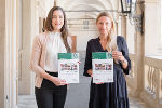 Familienlandesrätin Juliane Bogner-Strauß (r.) und Fachabteilungsleiterin-Stellvertreterin Andrea Koller (l.) präsentieren den steirischen Familienbericht. © Land Steiermark/Robert Binder; Verwendung bei Quellenangabe honorarfrei