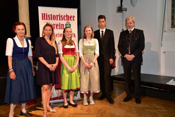 Karin Thierrichter, LR Juliane Bogner-Strauß und Archivdirektor Gernot Obersteiner mit den Tremmel-Preisträgern Martina Zangl, Valerie Mogel und Leon Katzbauer (v.l.) © Foto: Historischer Verein; bei Quellenangabe honorarfrei