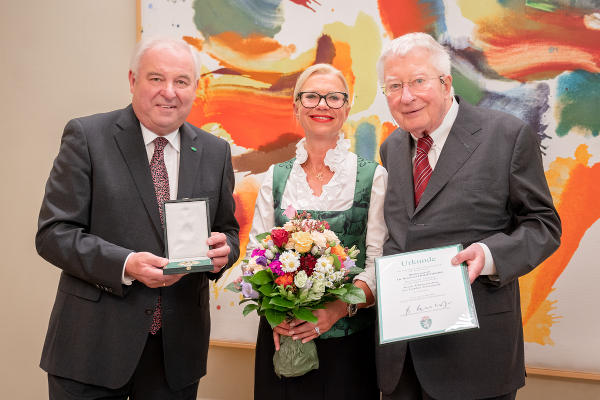 LH Hermann Schützenhöfer überreichte an Reinhard Hohenberg im Beisein seiner Tochter Elisabeth Winkelbauer-Hohenberg das Große Ehrenzeichen  © Foto: Land Steiermark/Binder; bei Quellanangabe honorarfrei