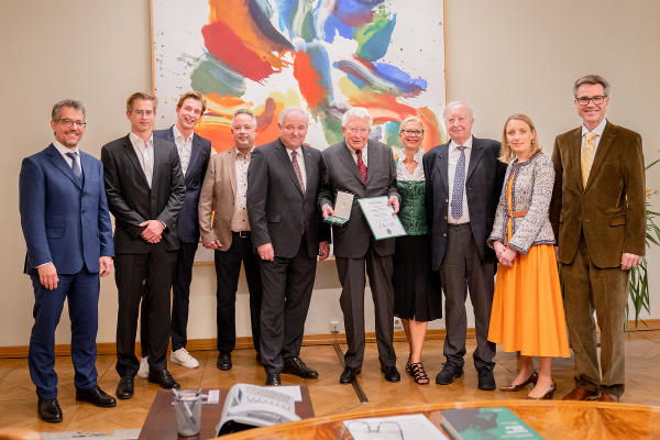 LH Hermann Schützenhöfer und Reinhard Hohenberg mit seiner Familie bei der Überreichung in der Grazer Burg © Foto: Land Steiermark/Binder; bei Quellanangabe honorarfrei