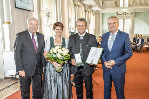 LH Hermann Schützenhöfer, Franz Titschenbacher mit Gattin und LH-Stv. Anton Lang (v.l.). © LandSteiermark/Fischer; bei Quellenangabe honorarfrei