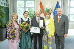 Ehrenzeichen-Überreichung in der Grazer Burg: LH a.D. Waltraud Klasnic, Anna Hammerl, Gregor Hammerl, Ingrid Korosec und LH Hermann Schützenhöfer (v.l.).