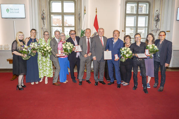 LH Hermann Schützenhöfer und LH-Stv. Anton Lang (M.) mit den ausgezeichneten Opus-Musikern samt Gattinnen und musikalischen Kolleginnen und Kollegen. © LandSteiermark/Fischer; bei Quellenangabe honorarfrei