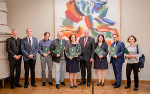 Mitglieder der HLK bei der Dekretübergabe in der Grazer Burg: Gernot Peter Obersteiner, Wernfried Hofmeister, Christian Bachhiesl, Bernhard Reismann, Michaela Sohn-Kronthaler, LH Hermann Schützenhöfer, Ursula Mindler-Steiner, Walter Iber und Theresia Heimerl (v.l.). © Bilder: Land Steiermark/Robert Binder; Verwendung bei Quellenangabe honorarfrei Mitglieder der HLK bei der Dekretübergabe in der Grazer Burg: Gernot Peter Obersteiner, Wernfried Hofmeister, Christian Bachhiesl, Bernhard Reismann, Michaela Sohn-Kronthaler, LH Hermann Schützenhöfer, Ursula Mindler-Steiner, Walter Iber und Theresia Heimerl (v.l.).