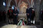 Im Mausoleum von Erzherzog Johann gedachten die Landeshauptleute Schützenhöfer (l.) und Kompatscher des Vordenkers, Pioniers und Reformers, der in der Steiermark und Tirol bis heute nachhaltige Spuren hinterlassen hat. Im Mausoleum von Erzherzog Johann gedachten die Landeshauptleute Schützenhöfer (l.) und Kompatscher des Vordenkers, Pioniers und Reformers, der in der Steiermark und Tirol bis heute nachhaltige Spuren hinterlassen hat.