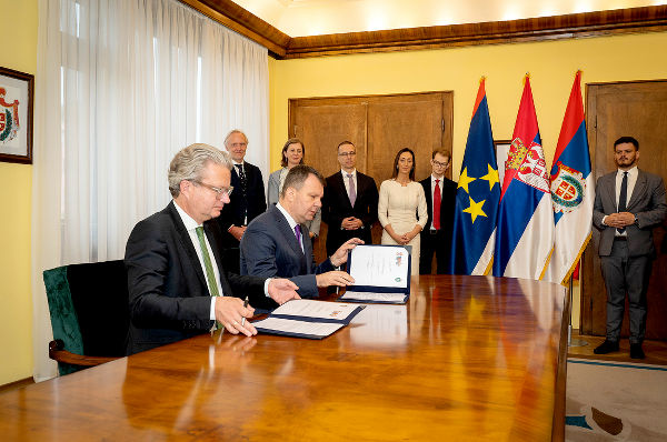 LR Christopher Drexler und Präsident Igor Mirovic bei der Unterzeichnung des Partnerschaftsabkommens in Novi Sad. © LandSteiermark, bei Quellenangabe honorarfrei