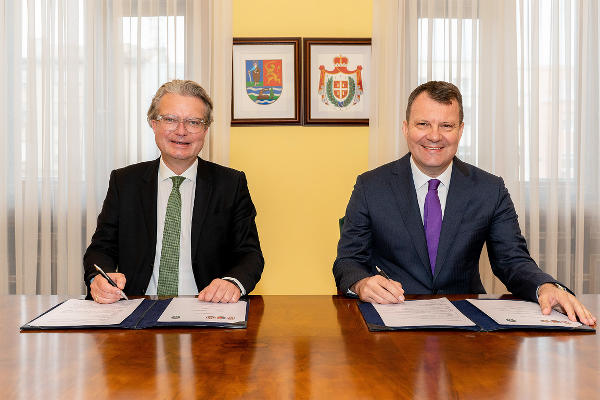 LR Christopher Drexler und Präsident Igor Mirovic bei der Unterzeichnung des Partnerschaftsabkommens in Novi Sad. © LandSteiermark, bei Quellenangabe honorarfrei