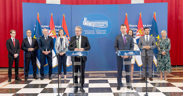 Adrien Feix (Österreichisches Kulturforum Belgrad), Zoran Tadic (österreichischer Honorarkonsul in Novi Sad), StR Günter Riegler, LR Barbara Eibinger-Miedl, LR Christopher Drexler, Präsident Mirovic, Dragana Milosevic (Provinzsekretärin für Kultur) und Alexander Sofic (Provinzsekretär für Regionalentwicklung und Interregionale Kooperation) bei einer Pressekonferenz nach der Unterzeichnung des Partnerschaftsabkommens im Regierungsgebäude in Novi Sad.  © LandSteiermark, bei Quellenangabe honorarfrei