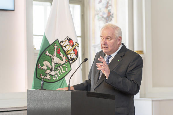 LH Hermann Schützenhöfer dankte in seiner Ansprache den Führungskräften steirischer Gesundheitseinrichtungen für den vorbildlichen Einsatz während der Corona-Pandemie. © Land Steiermark/Foto Fischer; Verwendung bei Quellenangabe honorarfrei