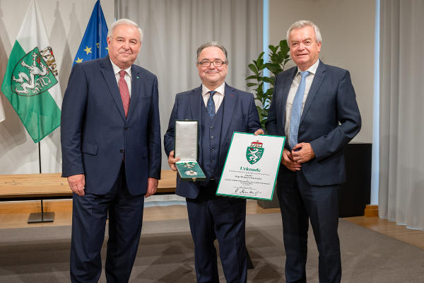 LH Hermann Schützenhöfer (l.) und LH-Stv. Anton Lang (r.) überreichten Bischof Michael Chalupka das Große Goldene Ehrenzeichen des Landes Steiermark mit dem Stern. © Land Steiermark/Robert Binder; Verwendung bei Quellenangabe honorarfrei