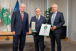 LH Hermann Schützenhöfer (l.) und LH-Stv. Anton Lang (r.) überreichten Bischof Michael Chalupka das Große Goldene Ehrenzeichen des Landes Steiermark mit dem Stern. © Land Steiermark/Robert Binder; Verwendung bei Quellenangabe honorarfrei LH Hermann Schützenhöfer (l.) und LH-Stv. Anton Lang (r.) überreichten Bischof Michael Chalupka das Große Goldene Ehrenzeichen des Landes Steiermark mit dem Stern.