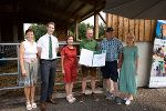 LK-Vizepräsidentin Maria Pein, A10-Chef Franz Grießer, TSO Barbara Fiala-Köck und die 2. LTg.-Präs. Gabriele Kolar gratulierten der Familie Markus Scheikl aus Krieglach zum Tierschutzpreis (v.l.)