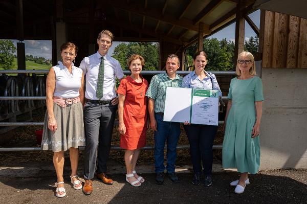 LK-Vizepräsidentin Maria Pein, A10-Chef Franz Grießer, TSO Barbara Fiala-Köck und die 2. LTg.-Präs. Gabriele Kolar gratulierten der Familie Reinhard Schöttl aus St. Johann/Tauern zum Tierschutzpreis (v.l.) © Foto: Land Steiermark/Resch; bei Quellenangabe honorarfrei