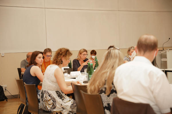 Landesrätin Juliane Bogner-Strauß lud zum Pflegedialog in den Roten Saal der Landesbuchhaltung. © Land Steiermark/Martin Gsellmann; Verwendung bei Quellenangabe honorarfrei