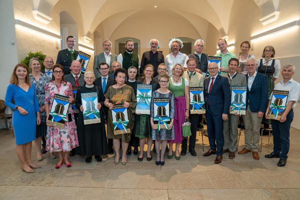 Gruppenbild mit allen Personen, deren Einreichungen als „Steirische Wahrzeichen 2022" ausgezeichnet wurden. © Lebensressort/Paller; Verwendung bei Quellenangabe honorarfrei