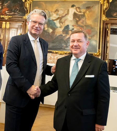 Landeshauptmann Christopher Drexler mit dem neu gewählten Landesrat Werner Amon. © Land Steiermark/Kanizaj; Verwendung bei Quellenangabe honorarfrei