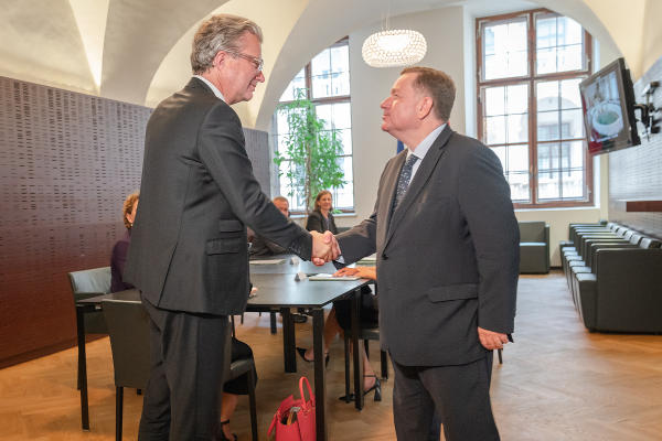 Angelobung von Landesrat Werner Amon (r.) durch Landeshauptmann Christopher Drexler (l.). © Land Steiermark/Robert Binder; Verwendung bei Quellenangabe honorarfrei