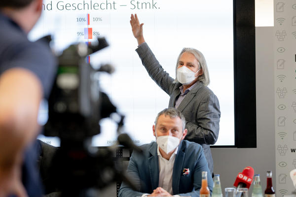 Infektiologe Bernhard Haas analysiert die aktuelle Lage. © Land Steiermark/Robert Binder; Verwendung bei Quellenangabe honorarfrei