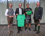 Tourismusverbandschef Andreas Keinprecht, Landeshauptmann Christopher Drexler, Betis-Cheftrainer Manuel Pellegrini und Bgm. Hermann Trinker (v.l.)