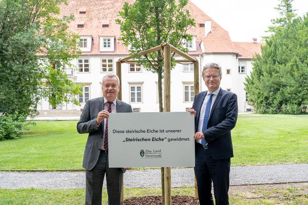 Happy Birthday Arnold Schwarzenegger: LH Christopher Drexler (r.) mit LH-Stv. Anton Lang im Burggarten. © LandSteiermark/Binder, bei Quellenangabe honorarfrei