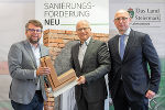 Klubobmann Hannes Schwarz, Wohnbaulandesrat Hans Seitinger und Fachabteilungsleiter Michael Sebanz (v.l.) stellten die neuen Fördermodelle für Wohnhaussanierungen vor. ©      