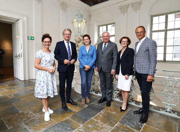 Alexia Getzinger, LH Christopher Drexler, Angelika Johanna Meran, Hermann Schützenhöfer, Elgrid Messner, Wolfgang Muchitsch (v.l.) nach der konstituierenden Sitzung. © UMJ/J.J.Kucek