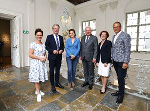 Alexia Getzinger, LH Christopher Drexler, Angelika Johanna Meran, Hermann Schützenhöfer, Elgrid Messner, Wolfgang Muchitsch (v.l.) nach der konstituierenden Sitzung. © UMJ/J.J.Kucek