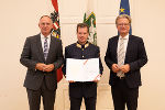 Innenminister Gerhard Karner, Landespolizeidirektor Gerald Ortner, Landeshauptmann Christopher Drexler (v.l.) bei der Überreichung des Bestellungsdekrets in der Grazer Burg. © Land Steiermark