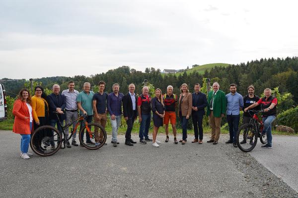 Die beiden Landesrätinnen und der Bürgermeister präsentierten mit VertreterInnen der Gemeinde Eibiswald, des Radclubs Eibiswald sowie des Tourismusverbandes Südsteiermark die neue Strategie. © Foto: Land Steiermark; bei Quellenangabe honorarfrei