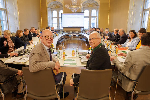 Fachabteilungsleiter Michael Sebanz und Landesrat Hans Seitinger (r.) führten durch die Sitzung. © Land Steiermark/ Erwin Scheriau